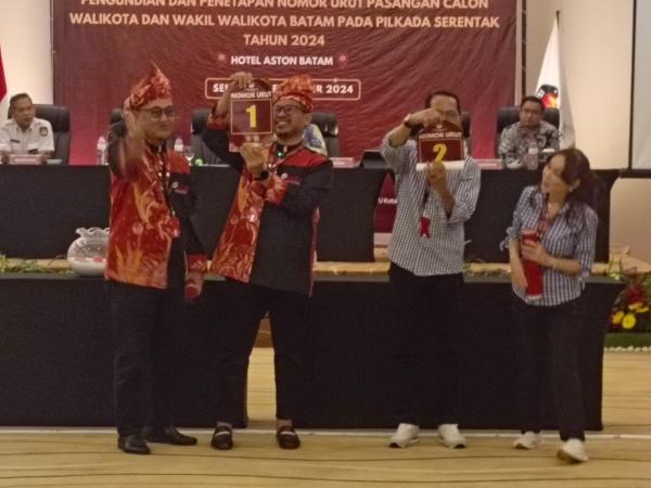 Nuryanto - Hardi S Hood Nomor Urut 1,  Amsakar - Li Claudia Chandra Nomor Urut 2